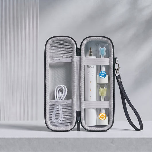 Étui de voyage Rolla ouvert : brosse à dents électrique et deux têtes de rechange rangées à l’intérieur